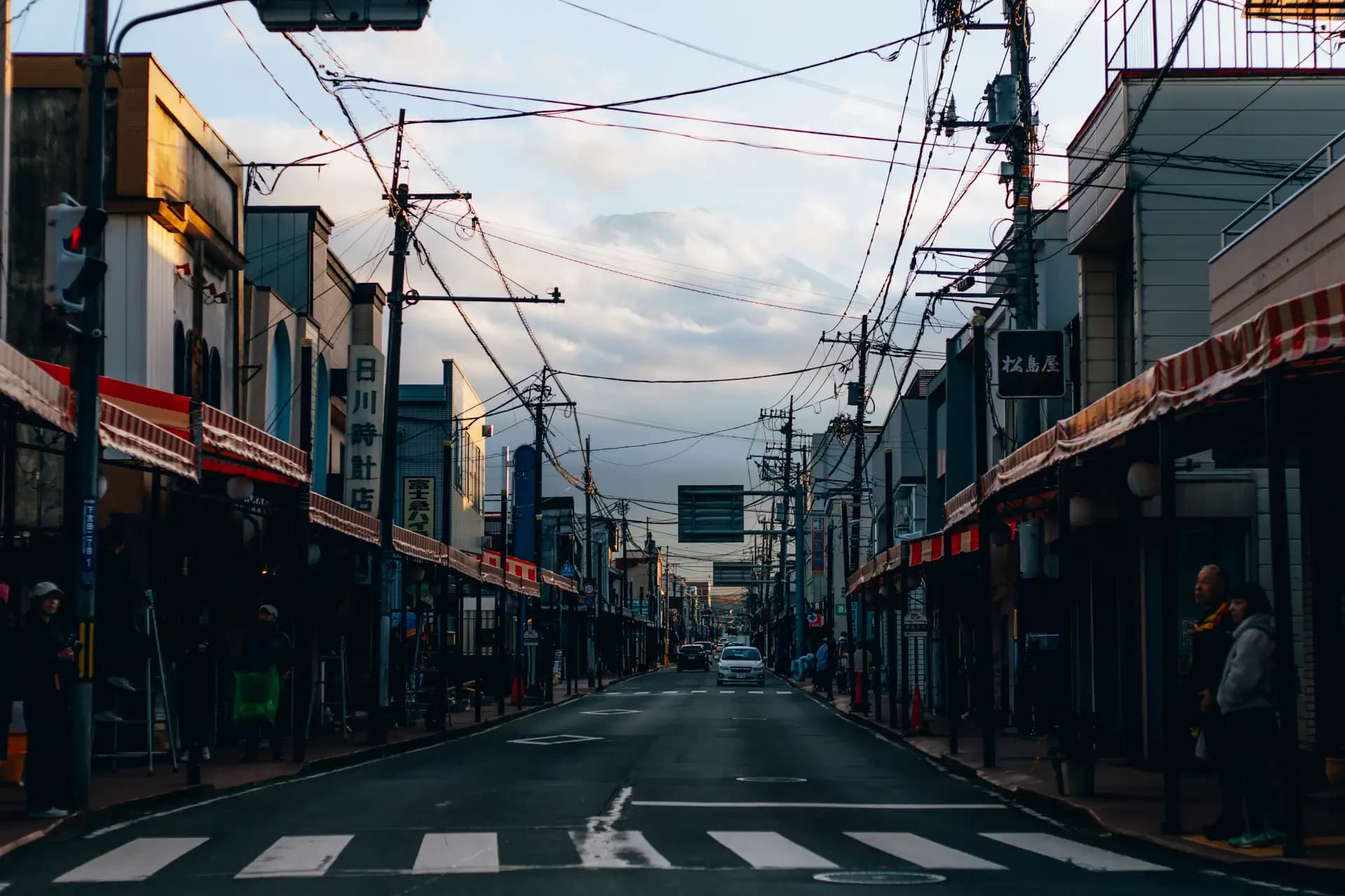 Retro winkelstraat in Fujiyoshida met uitzicht op Mount Fuji