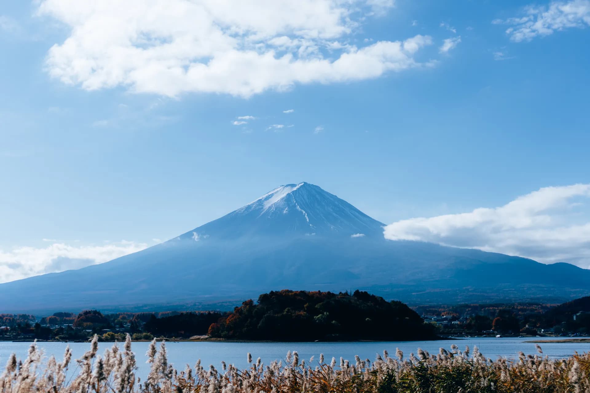 Mount Fuji met helder meer op de voorgrond
