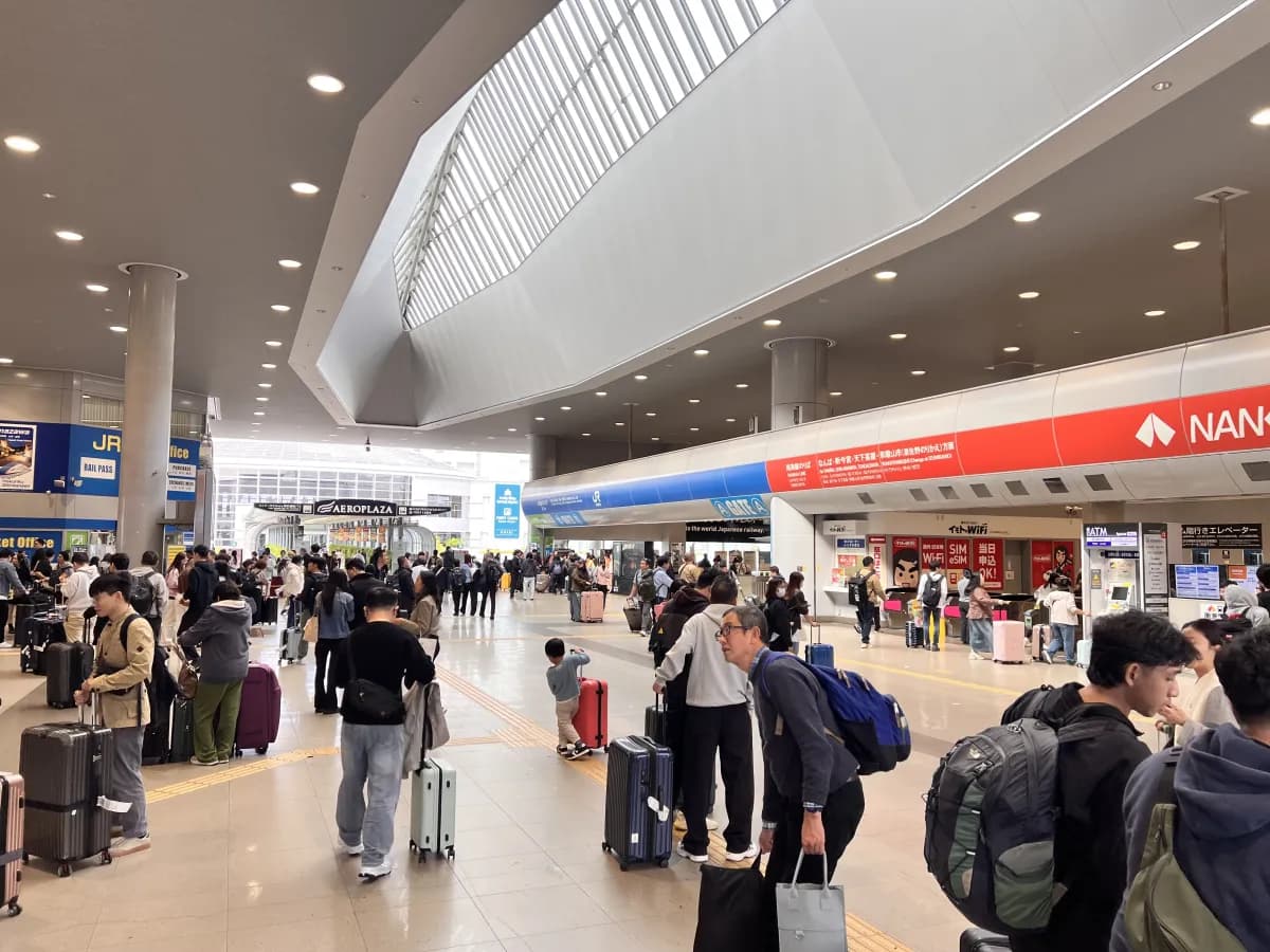 Druk treinstation in Japan met reizigers